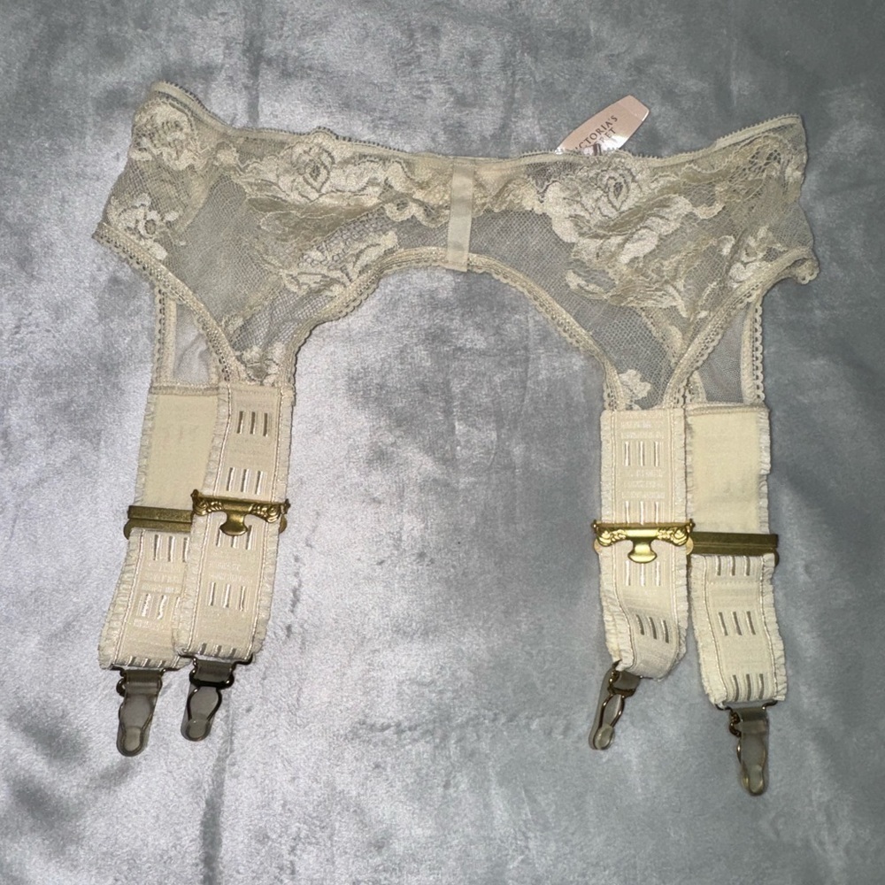 Victoria’s Secret Lace Garter Belt Cream Size XS/S NWT